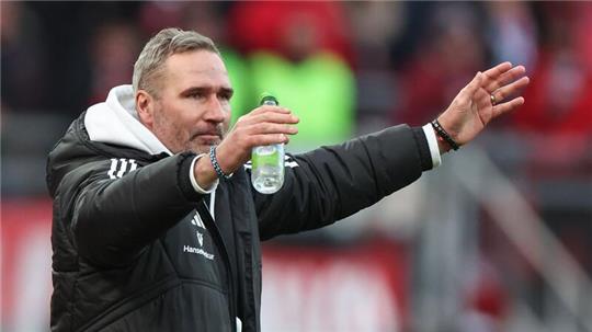 Tim Walter, Trainer vom HSV, jubelt über den Sieg seiner Mannschaft.