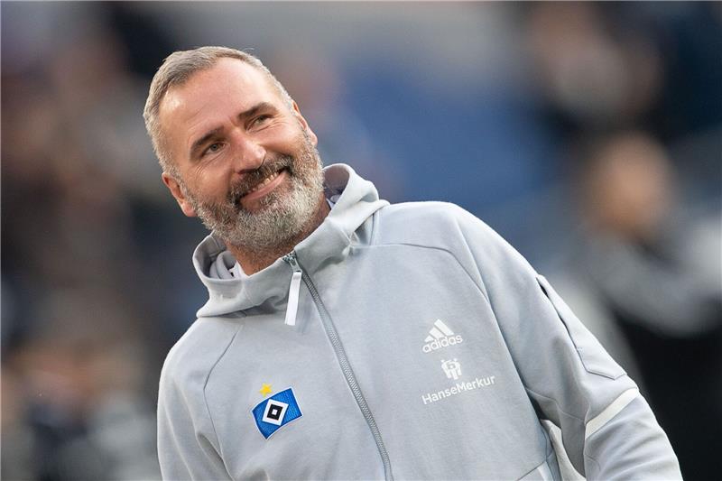HSV-Trainer Walter findet Hallenfußball "eigentlich grandios" Tim Walter steht vor einem Spiel im Stadion.