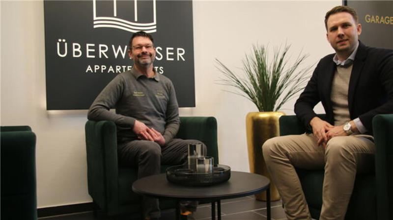 Tim Wieker (r.) von der Kathmann Projekte GmbH freut sich über ein funktionierendes Gebäudemanagement: Der neue Hausmanager Ralf Malik (l.) sorgt ab sofort für reibungslosen Betrieb im "Überwasser".