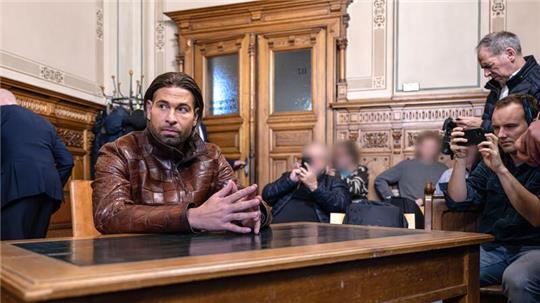 Tim Wiese sitzt im Gerichtssaal vom Landgericht Bremen.