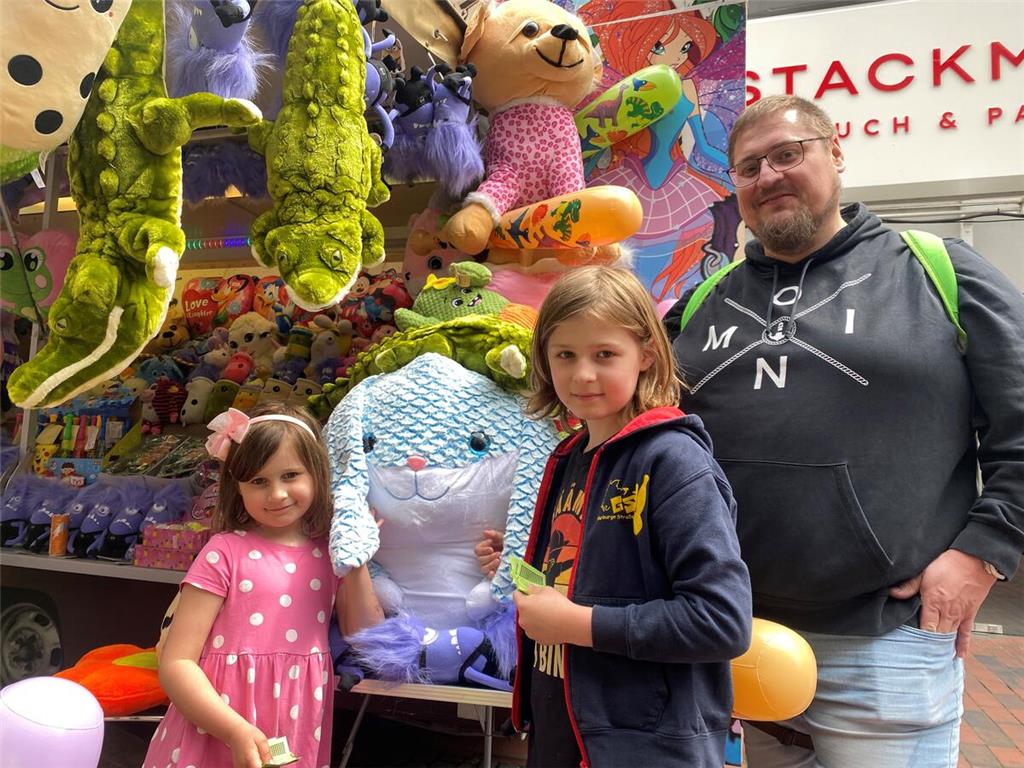 Tim und Lea probieren ihr Glück an der Losbude und hoffen auf den blauen Plüschh...