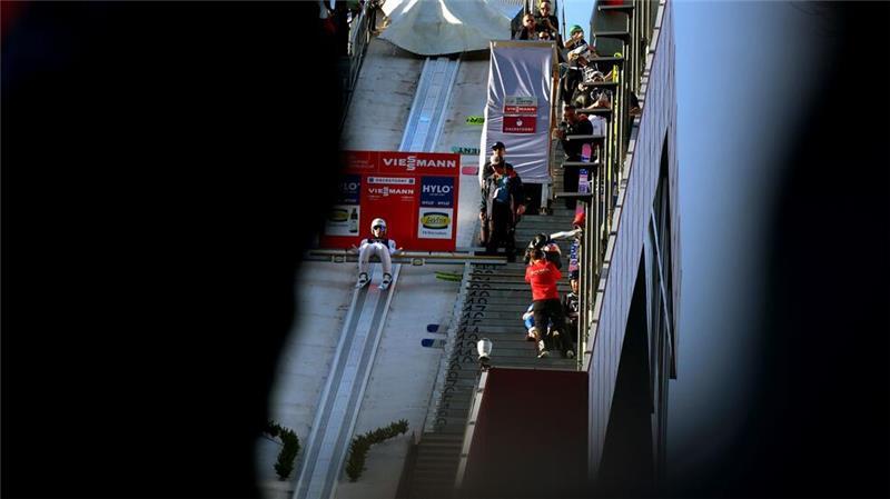 Timi Zajc aus Slowenien auf der Schanze in Oberstdorf.