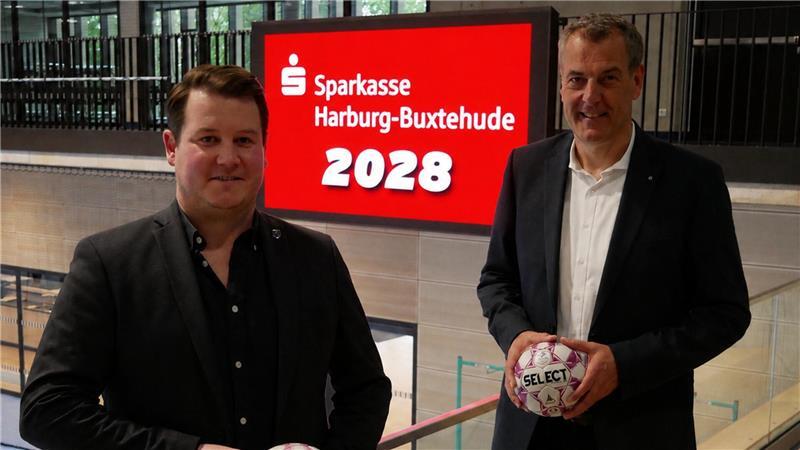 Timm Hubert (links) vom BSV und Andreas Sommer von der Sparkasse.
