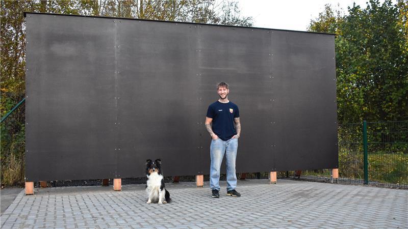 Timm Magunia und sein Shepherd Fi vor der neuen Graffiti-Wand am Jugendzentrum Speedy in Horneburg.