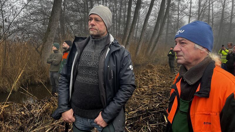 Alles für den Eisvogel: Mit der Kettensäge im Einsatz am Stader Bach Timm Ruben Geissler (vorne links), Bernd Unglaub und die anderen Ehrenamtlichen beobachten das Baumfällen.