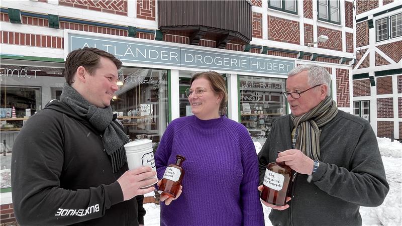 Timm und Gerd Hubert mit Geschäftsführerin Tanja Mühlhausen-Nauerz.