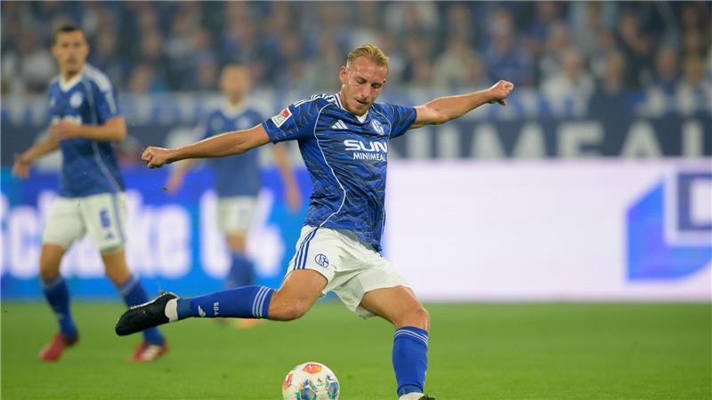 Skrzybski und Becker – Freunde treffen sich als Gegner Timo Becker wechselte vom Holstein Kiel zum FC Schalke 04.