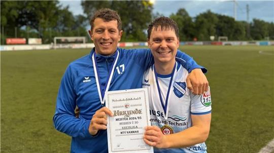 Timo Elfers und Tobias Jakob wurden mit dem MTV Hammah gleich im ersten Jahr nach Neugründung Meister in der Kreisliga.