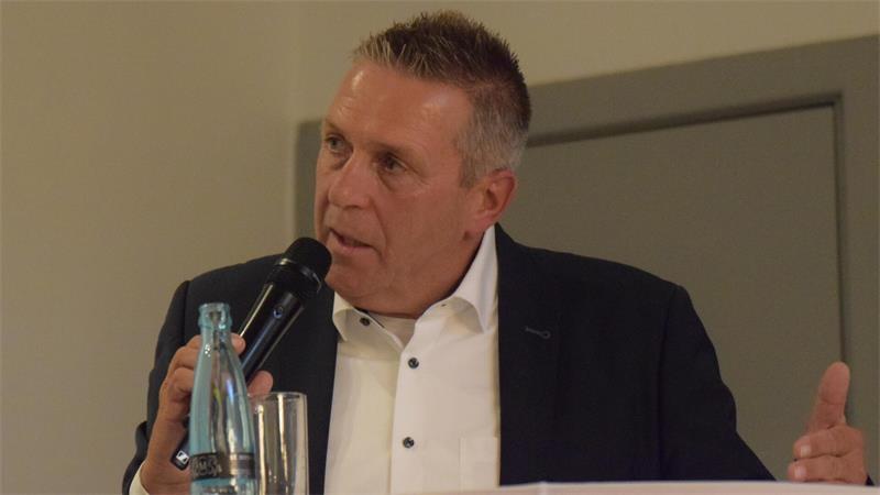 Fairer Schlagabtausch im Alten Land – bis Dehmel dieses Thema anspricht Timo Gerke (parteilos) kandidiert für eine zweite Amtszeit als Samtgemeindebürgermeister in Lühe.