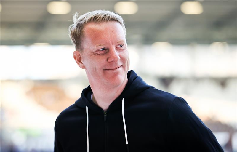 St.-Pauli-Trainer: „Spannend, wie eine Mannschaft sich neu findet“ Timo Schultz steht mit dem FC St. Pauli vor dem Start in die neue Saison. Foto: Christian Charisius/dpa