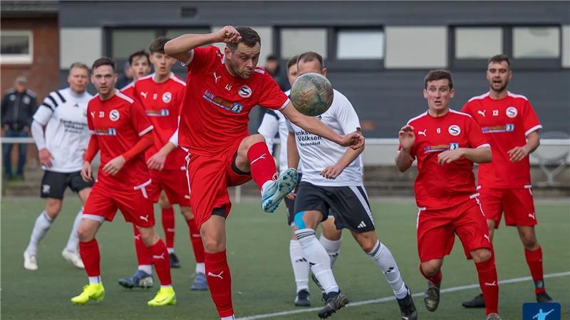 Wiepenkathen geht am Stock und sieht sich nicht mehr als Titelkandidat Timo Weseloh profitierte beim 2:1 von einem verstolperten Ball eines Wiepenkatheners.