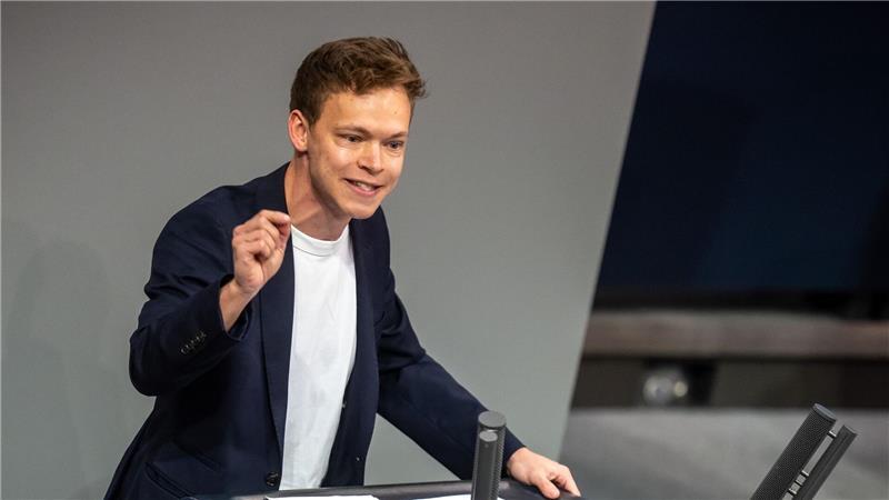 Wo sich das Bürgergeld ändert - Was Ängste auslöst Timon Dzienus (Grüne) attackiert die Koalition wegen ihrer Bürgergeld-Reform.