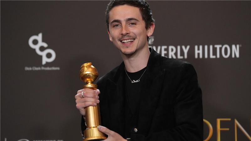 Timothee Chalamet mit seiner Trophäe.