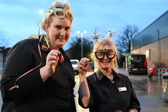 Tina Keßler (r.) und Lena Hansen von der Bäckerei Steffens haben sich passend zum Jahreswechsel verkleidet - und sind schnell zum Schweinekauf vor die Tür geeilt.