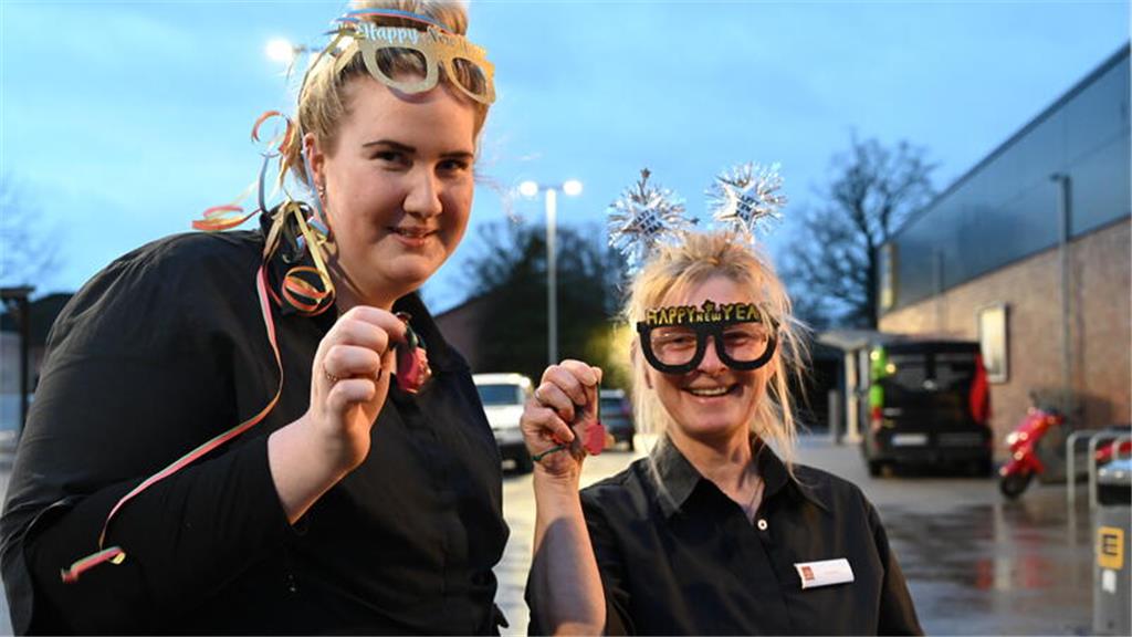 Tina Keßler (r.) und Lena Hansen von der Bäckerei Steffens haben sich passend zu...