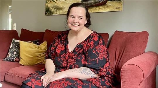 Tina Mareike Kuschel ist aktuell entspannt, sie hat die dritte Fettabsaugung hinter sich und kann in der Erholungszeit wieder in ihrem Atelier malen.