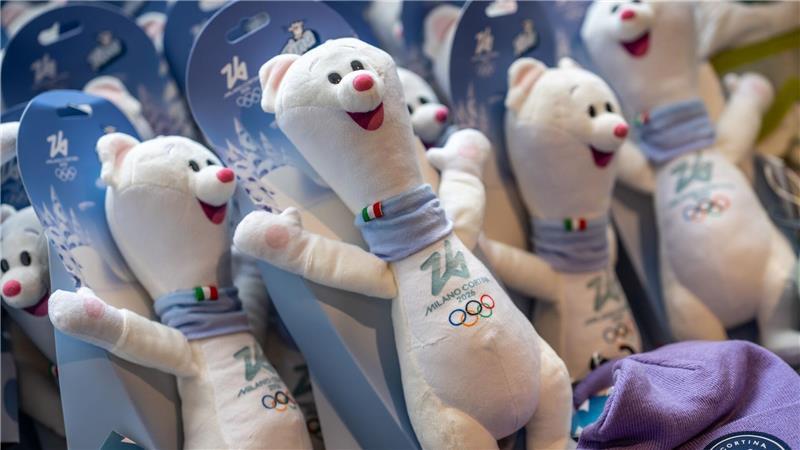 Tina, das offizielle Maskottchen der Olympischen Winterspiele 2026 Mailand und Cortina, liegt in einem Merchandising Shop in Cortina bereit. Die Olympischen Winterspiele 2026 finden in Mailand und Cortina d’Ampezzo statt.
