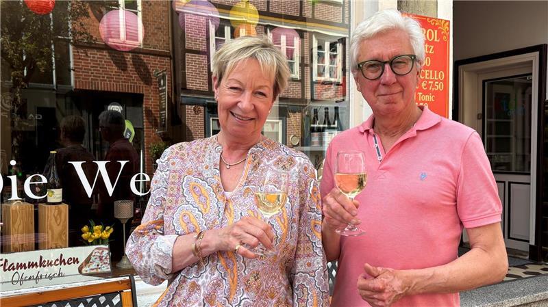 Tina und Roland Malberg betreiben die Weinwirtschaft in der Großen Schmiedestraße in Stade. 