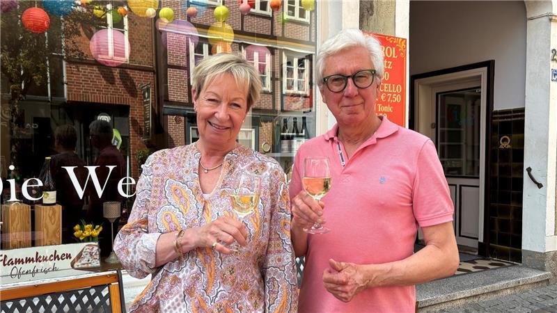 Tina und Roland Malberg betreiben seit drei Jahren die Weinwirtschaft in der Großen Schmiedestraße. Ab Juli wollen sie die ehemaligen Räume von Kids only direkt nebenan mit nutzen.