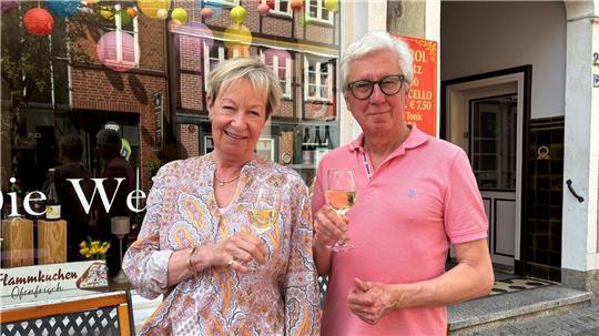 Tina und Roland Malberg betreiben seit drei Jahren die Weinwirtschaft in der Großen Schmiedestraße. Ab Juli wollen sie die ehemaligen Räume von Kids only direkt nebenan mit nutzen.