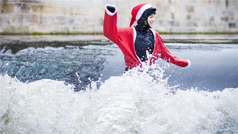 Tine surft als Santa auf der Leinewelle.