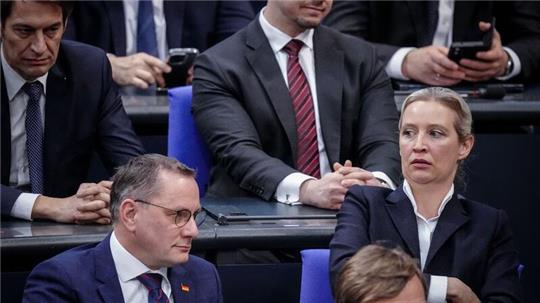 Tino Chrupalla (l.) und Alice Weidel während der Generaldebatte zum Etat des Bundeskanzlers und des Bundeskanzleramts.