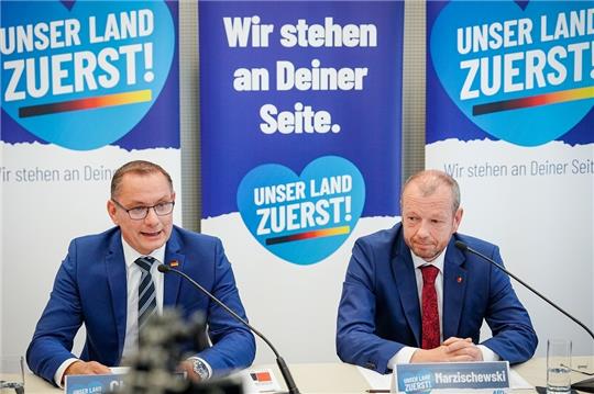 Tino Chrupalla (links), AfD-Bundesvorsitzender und Fraktionsvorsitzender der AfD, und Stefan Marzischewski-Drewes, AfD-Spitzenkandidat für die Landtagswahl in Niedersachsen, geben eine Pressekonferenz zum Ausgang der Landtagswahl in Niedersachsen. Foto: Kay Nietfeld/dpa