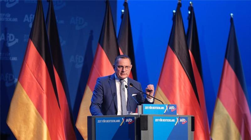 Musk live bei AfD-Wahlkampfshow zugeschaltet „Tino, Tino“-Rufe für AfD-Co-Chef Chrupalla. Als Ziel für die Bundestagswahl gibt er aus, mindestens zweitstärkste Kraft zu werden.