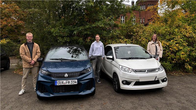 Mit 15 im Landkreis am Steuer: Mopedautos so sicher wie komfortabel? Tinus, Lotti und Annie (von links) fahren täglich mit ihren 45-km/h-Autos zur Schule nach Bederkesa.