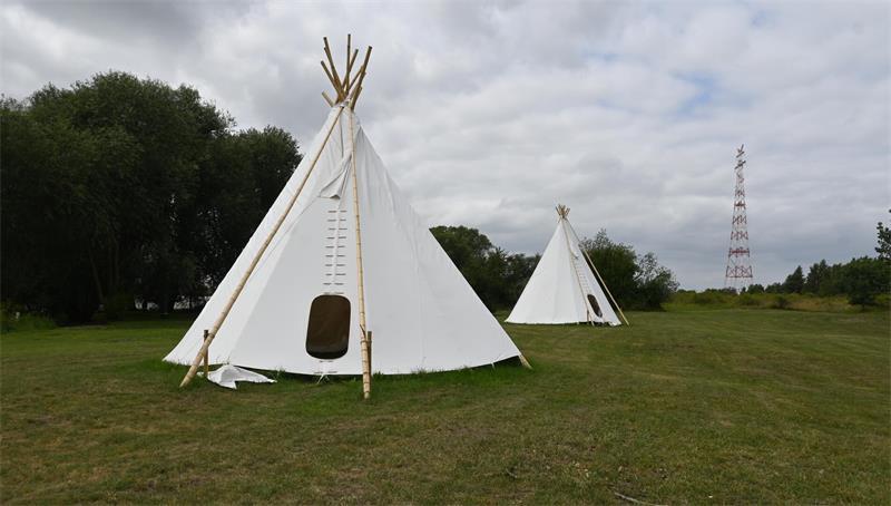 Lühesand: Ausflügler können im Club Willson die Seele baumeln lassen Tipis sind neu auf dem Campingplatz auf Lühesand.
