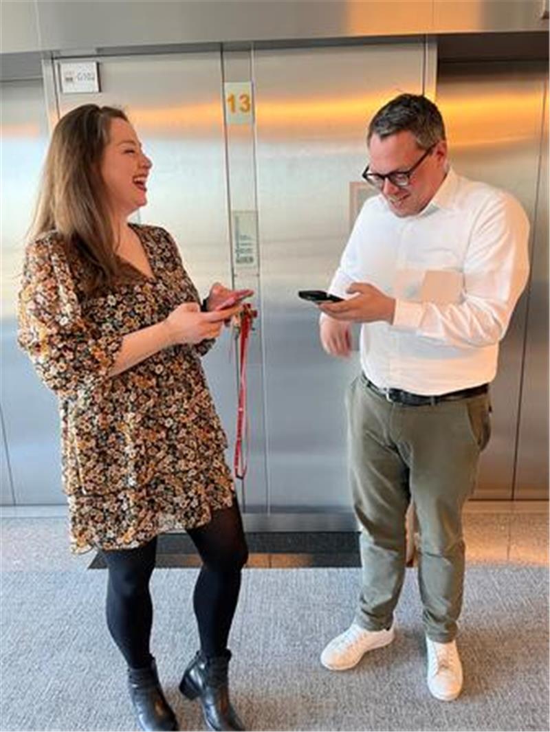 Tippend vor dem Fahrstuhl: Tiemo Wölken und Assistentin Tara Hadviger.