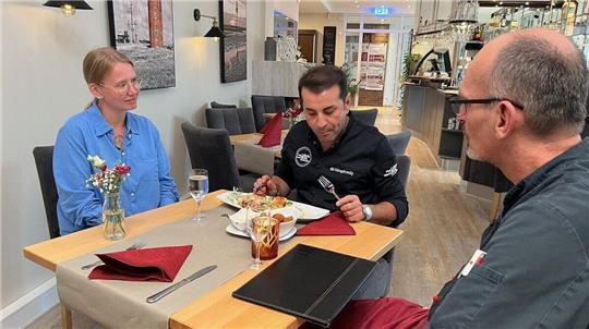 Tipps vom Profi: Sternekoch Ali Güngörmüs verkostet den Fischteller des „MarC 5“ in Cadenberge vor den Augen von Gastgeberin Dominique und Küchenchef Torsten.