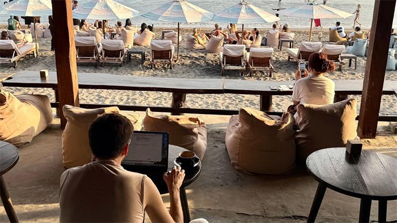 Von Koalas und Kobolden: Wenn KI den Urlaub plant Tipps zu Stränden oder Tempeln, etwa auf Bali? Immer mehr KI-Reiseassistenten stehen bereit, um Touristen zu helfen.
