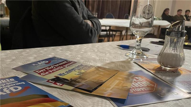 Zu Besuch beim AfD-Stammtisch – Wer sich dort tummelt Tisch-Deko beim Stammtisch-Treffen des AfD-Ortsvereins Wesermarsch.