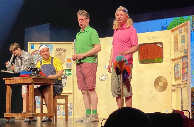 Tisch, Telefon und eine bebilderte Stellwand: Fertig ist die Zentrale von Justus, Bob und Peter.