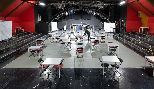 Tische und Stühle stehen im Konzertsaal der Markthalle für obdachlose Menschen bereit. Die Stadt Hamburg hatte die coronabedingt geschlossene Konzerthalle für zwei Jahre als Tagesstätte für Obdachlose angemietet. Foto: Daniel Reinhardt/dpa