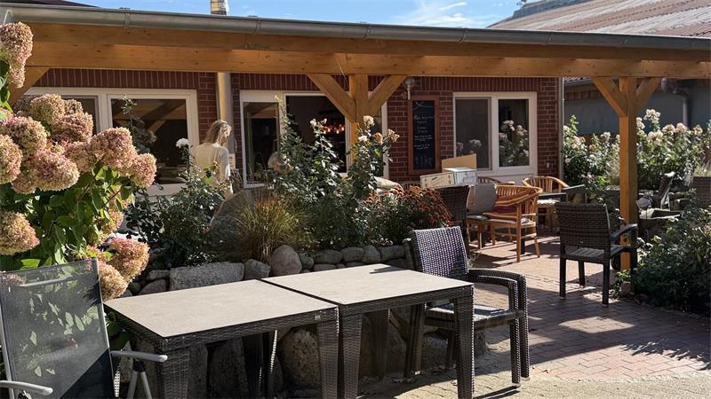 Tische und Stühle vom Café Lieblingsplatz stehen zum Verkauf bereit.