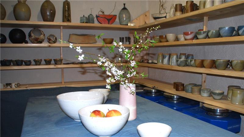 Töpferboom: Keramikmeisterin eröffnet Werkstatt in Ahrenswohlde Tischkultur mit selbst getöpfertem Geschirr.