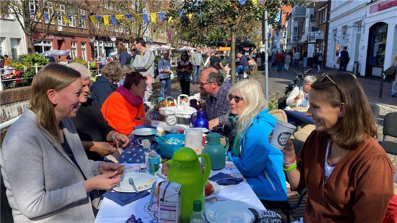 Leinen los: Buxtehuder Fleth-Fest wartet mit mehreren Premieren auf Tischlein deck dich: Bei dieser Aktion verwandeln sich die Bürgersteige am Fleth in eine riesige Festtafel, an der man mit Freunden, Bekannten und neuen Leuten zusammenkommen kann.