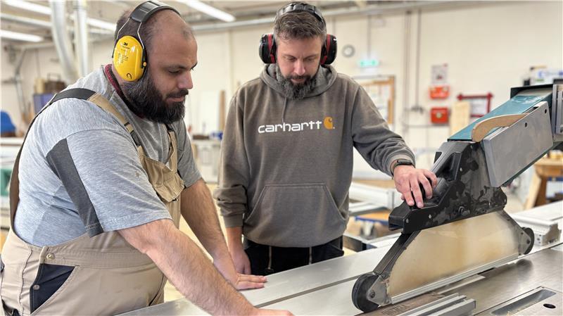 Tischlermeister Malte Ihrens (rechts) und Jan Dusella an der Formatkreissäge in der Tischlerei der Schwinge Werkstätten.