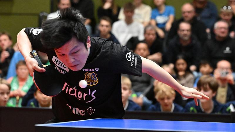 Bremer Sieg im Topspiel: Chinese sorgt für Tischtennis-Hype Tischtennis-Star Fan Zhendong vom 1. FC Saarbrücken.