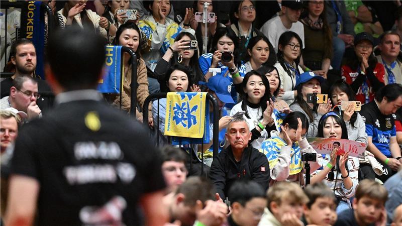Bremer Sieg im Topspiel: Chinese sorgt für Tischtennis-Hype Tischtennis-Star Fan Zhendong vom 1. FC Saarbrücken und seine chinesischen Fans.