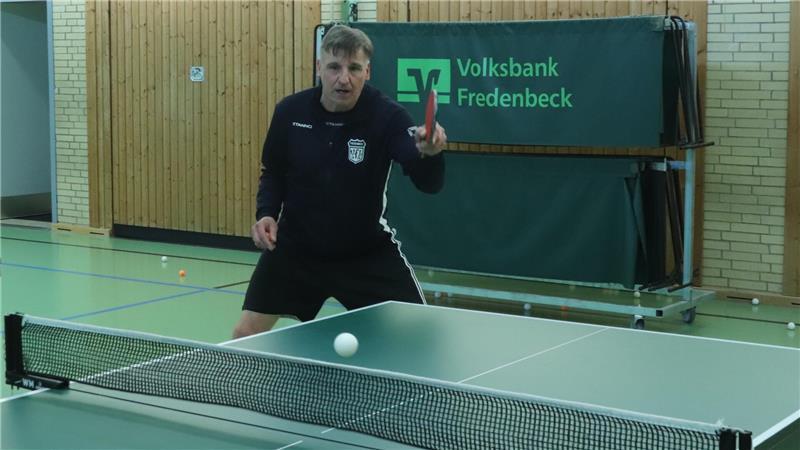 Tischtennis prägt seit über 50 Jahren sein Leben. Knut Wölpern spielt und trainiert, will aber ab Sommer kürzertreten.