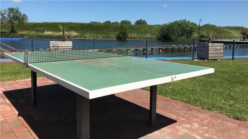 Naturbad Krummendeich geöffnet: Nirgendwo ist der Badespaß so günstig Tischtennisplatte nicht nur für die Jugend.