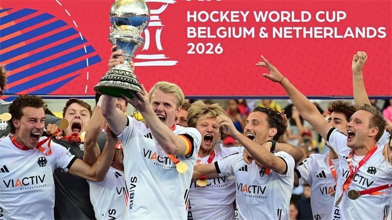 Titeljubel auf dem Podium – Deutschlands Hockey-Männer feiern WM-Sieg gegen Spanien mit Tom Grambusch