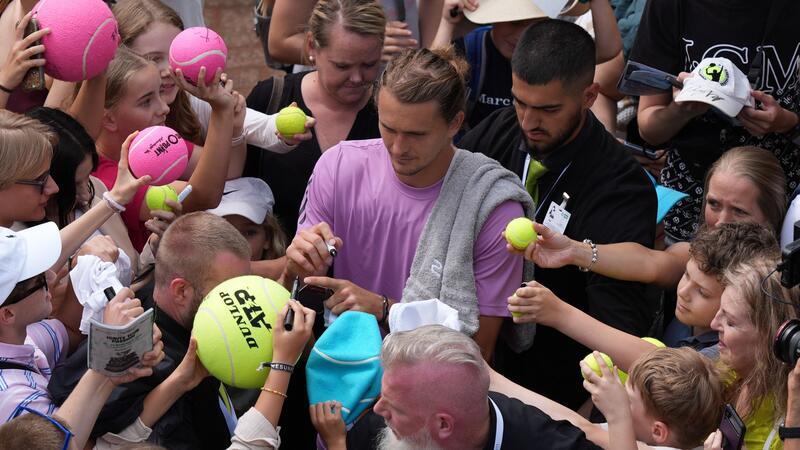 Zverev-Match für Mittwoch angesetzt - Koepfer scheidet aus Titelverteidiger Alexander Zverev schreibt Autogramme am Rothenbaum.