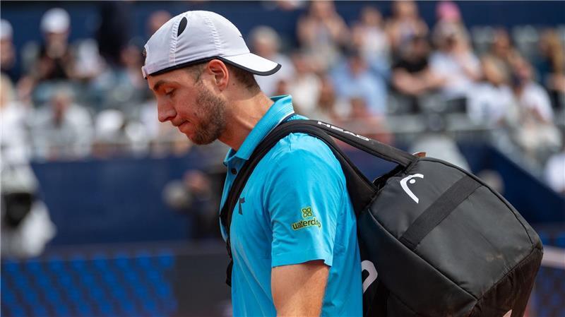 München-Klatsche für Struff - Youngster schreibt Geschichte Titelverteidiger Jan-Lennard Struff kassiert in München eine heftige Niederlage.