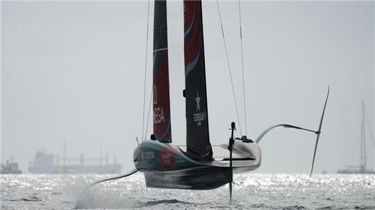 Titelverteidiger Neuseeland gewinnt die ersten beiden Rennen um den America’s Cup.