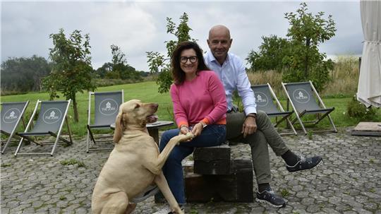 Tiziana Kleine und Henning Fastrich genießen mit Hund Punto den Outdoor-Bereich ihres neuen Anwesens.