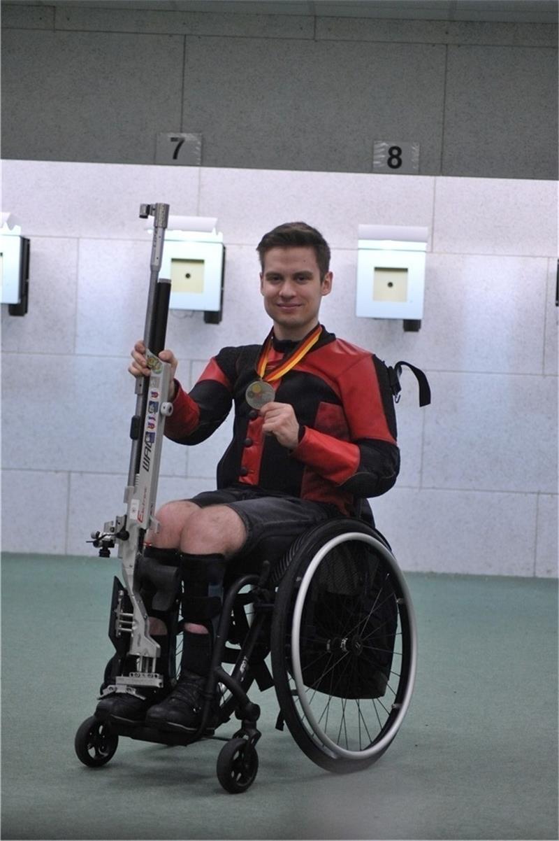 Ladekoper Schütze will zu den Paralympics nach Paris Tjark Liestmann mit Luftgewehr und Silbermedaille : Bei der Deutschen Meisterschaft verpasste er Platz eins nur knapp.. Fotos: Scholz